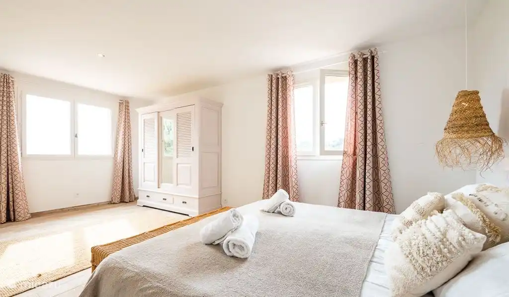 Master bedroom with whisper-quiet air conditioning and beautiful sea views