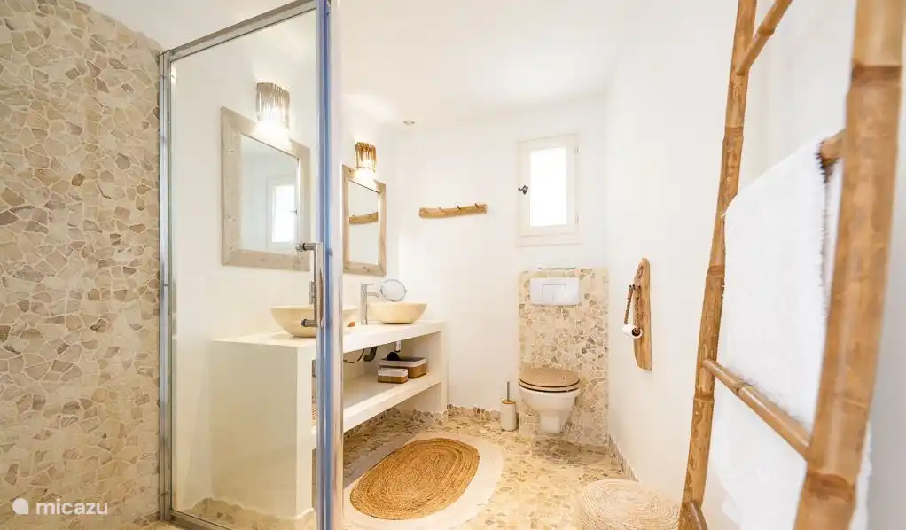 Master bedroom bathroom 