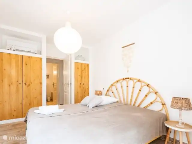 Villa D’Amico avec vue magnifique sur la mer | France, Côte d'Azur, Les Issambres - villa Chambre spacieuse avec climatisation silencieuse et portes-fenêtres donnant sur la terrasse.