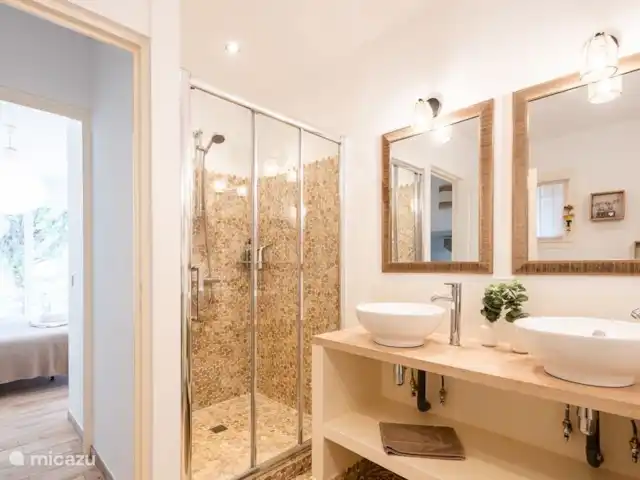 Villa D’Amico avec vue magnifique sur la mer | France, Côte d'Azur, Les Issambres - villa Salle de bain avec double vasque, baignoire, douche et WC.