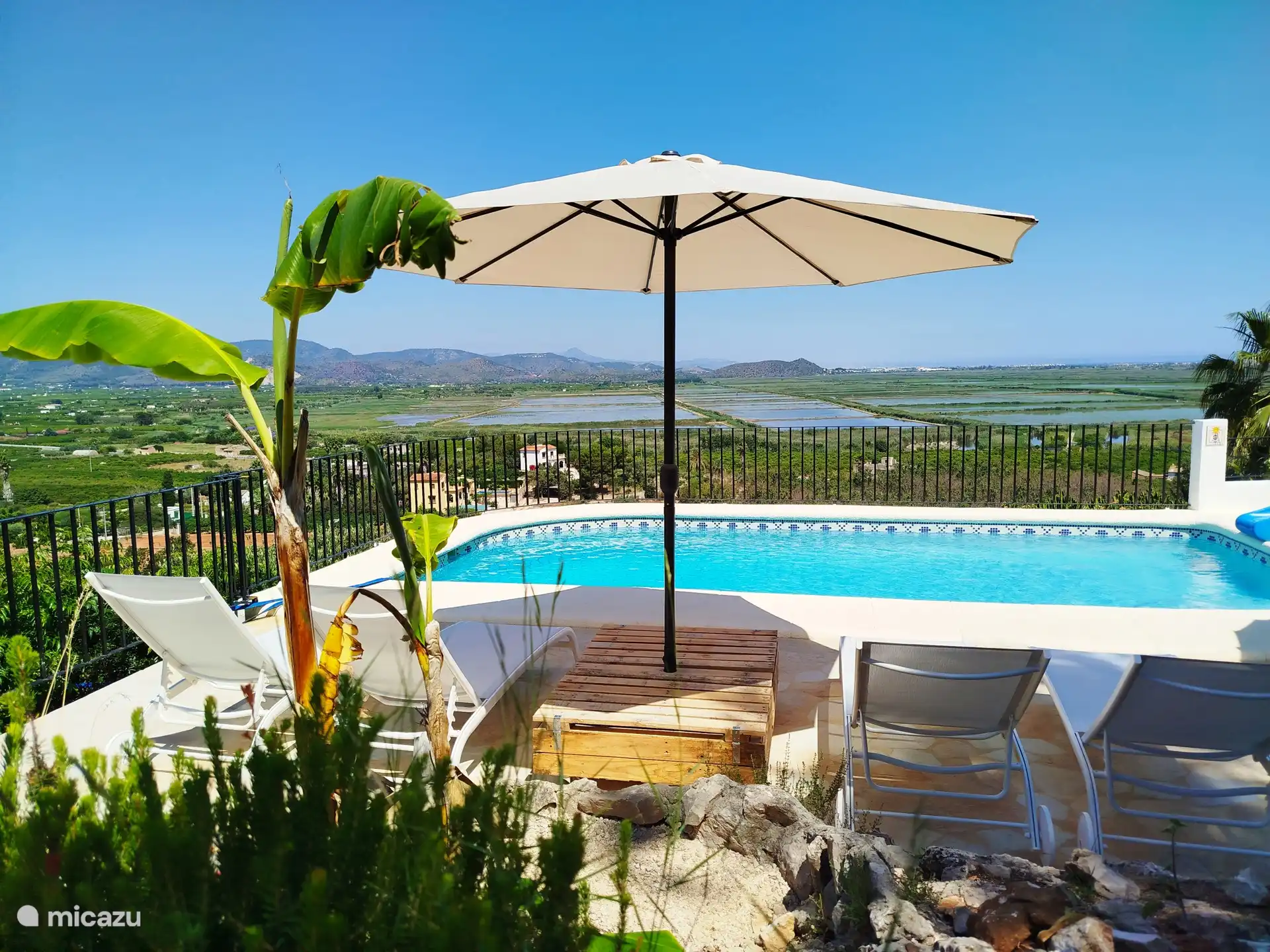 Enjoy the sun and the pool with stunning views