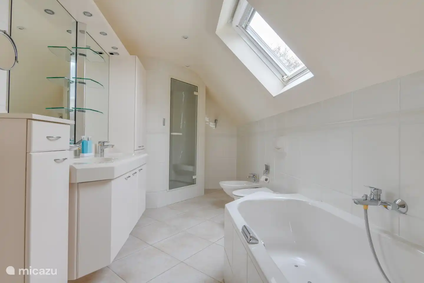 Badezimmer, das zu einem der Schlafzimmer gehört.