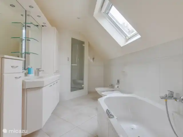 Location de Vacances Pays-Bas, Hollande du Nord, Schoorl, villa - Belle villa individuelle salle de bain appartenant à l'une des chambres.