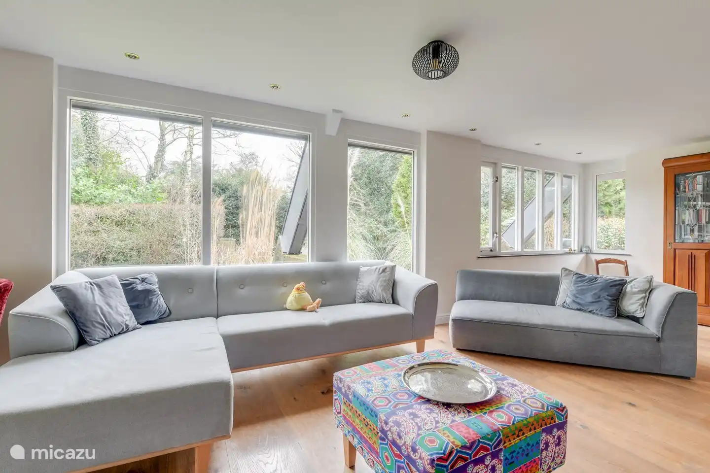 Teil Wohnzimmer mit Blick auf den Garten