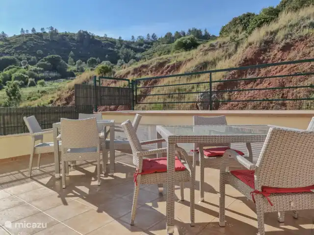 Villa de luxe Sesimbra coin secret | Portugal, Côte de Lisbonne, Sesimbra - villa Terrasse à l'arrière, avec soleil du matin et du soir, voir vert Bekaert grilles de sécurité, aussi des lattes en plastique c'est un peu plus d'intimité.