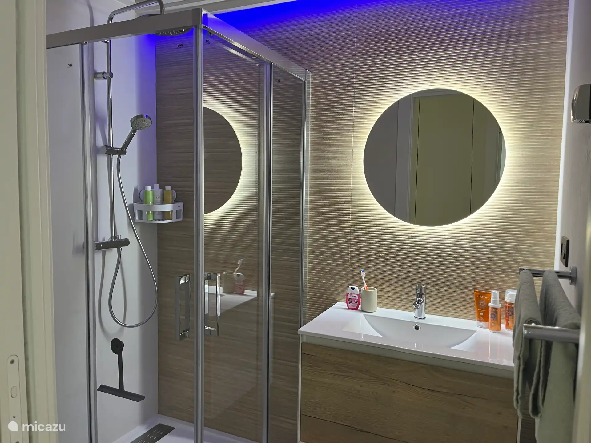 2nd bathroom with sink, shower and toilet and underfloor heating 