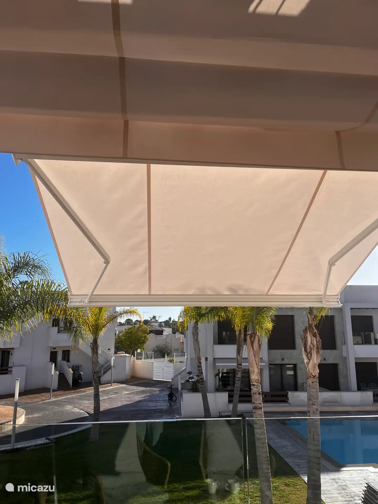 On the terrace that connects to the living room, there is also sun protection, so that you can still enjoy your cup of coffee or aperitif during the hot days. 