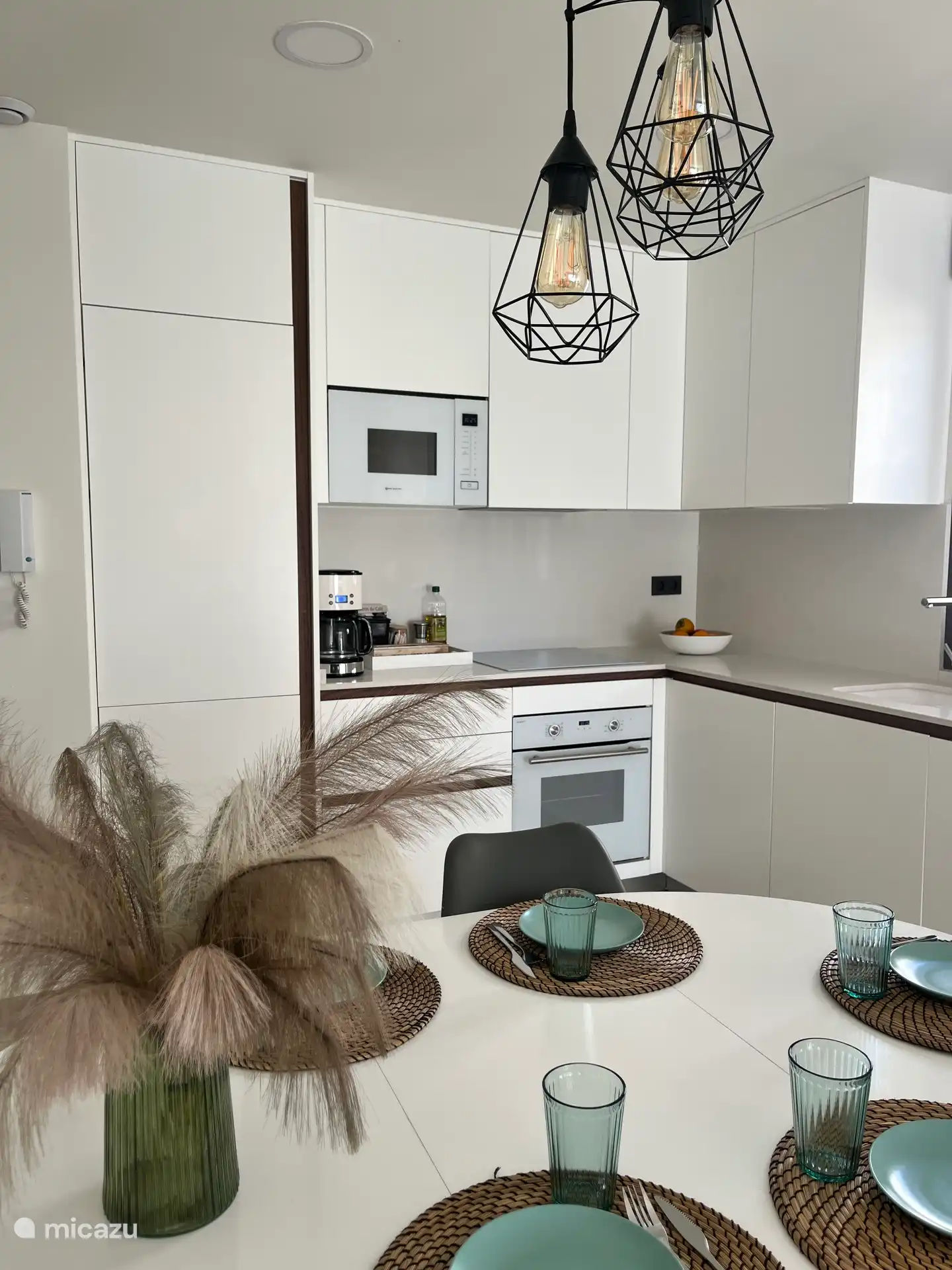 Kitchen with oven, microwave, hob, dishwasher 