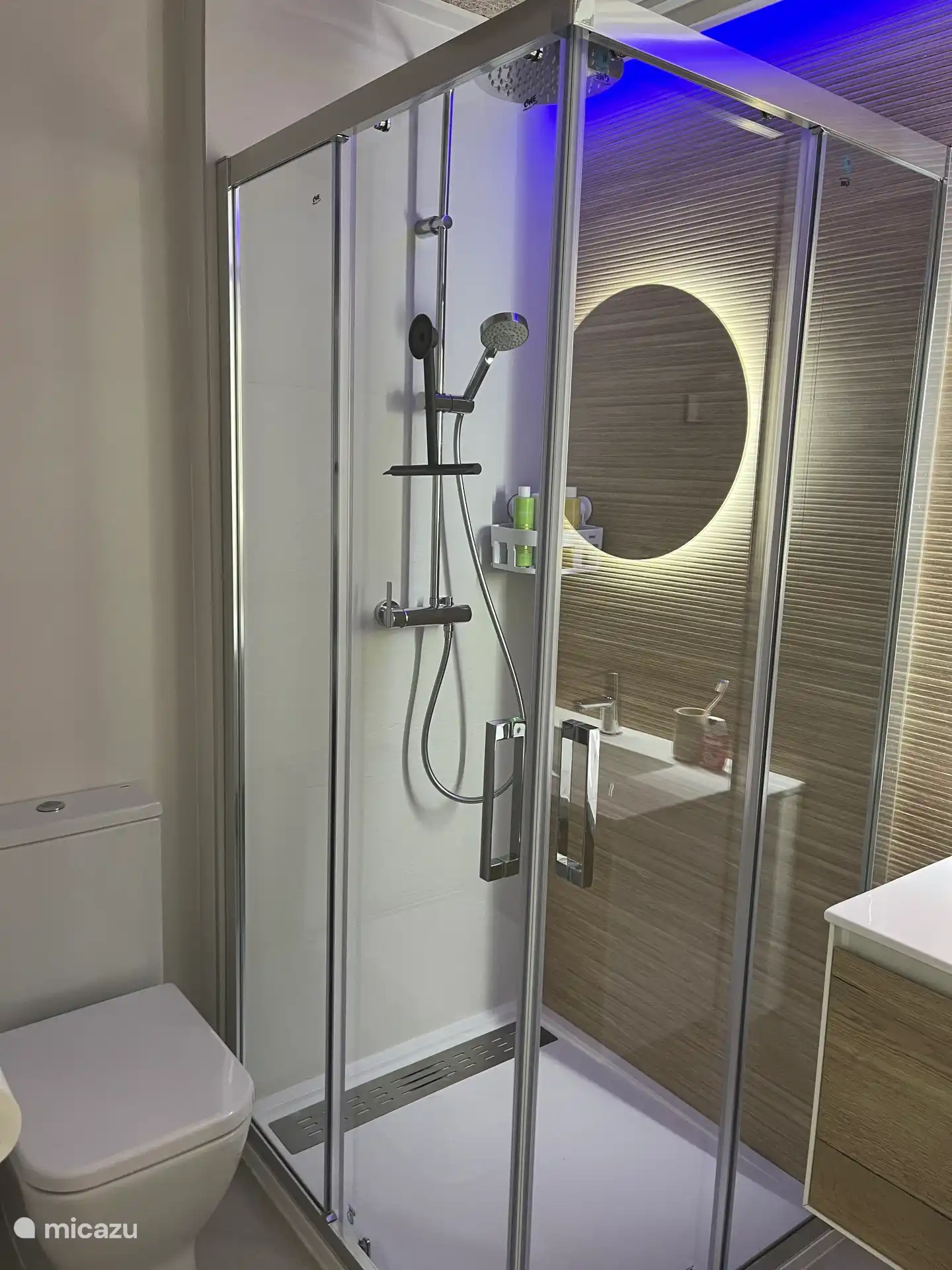 2nd bathroom with sink, shower and toilet and underfloor heating 