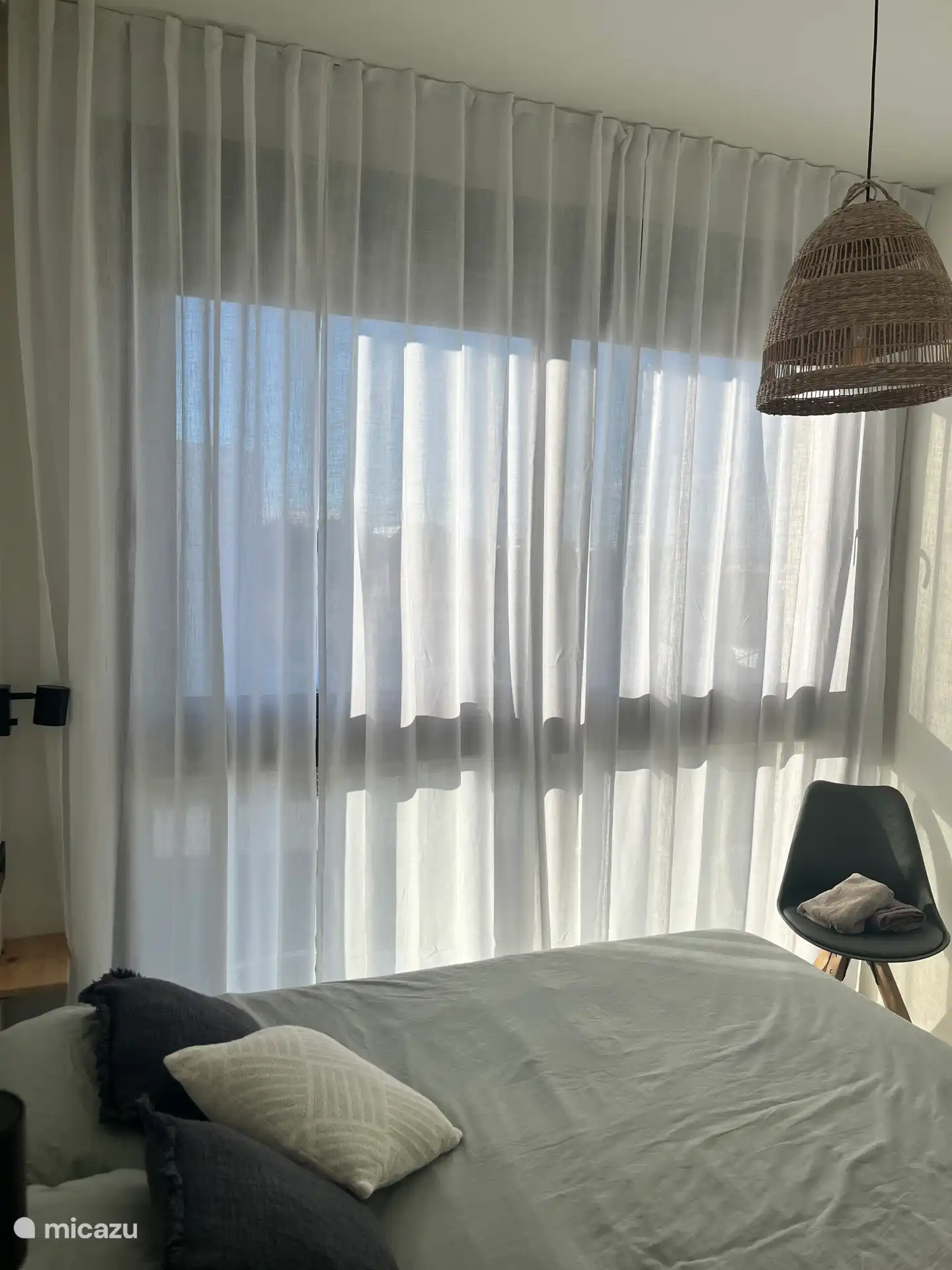 Bedroom 2: with 2-person box spring and built-in wardrobe. 