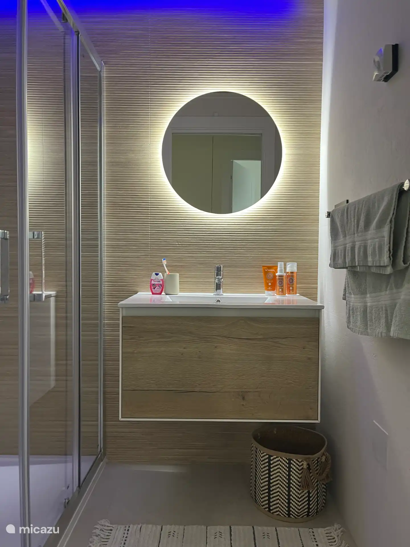 2nd bathroom with sink, shower and toilet and underfloor heating 