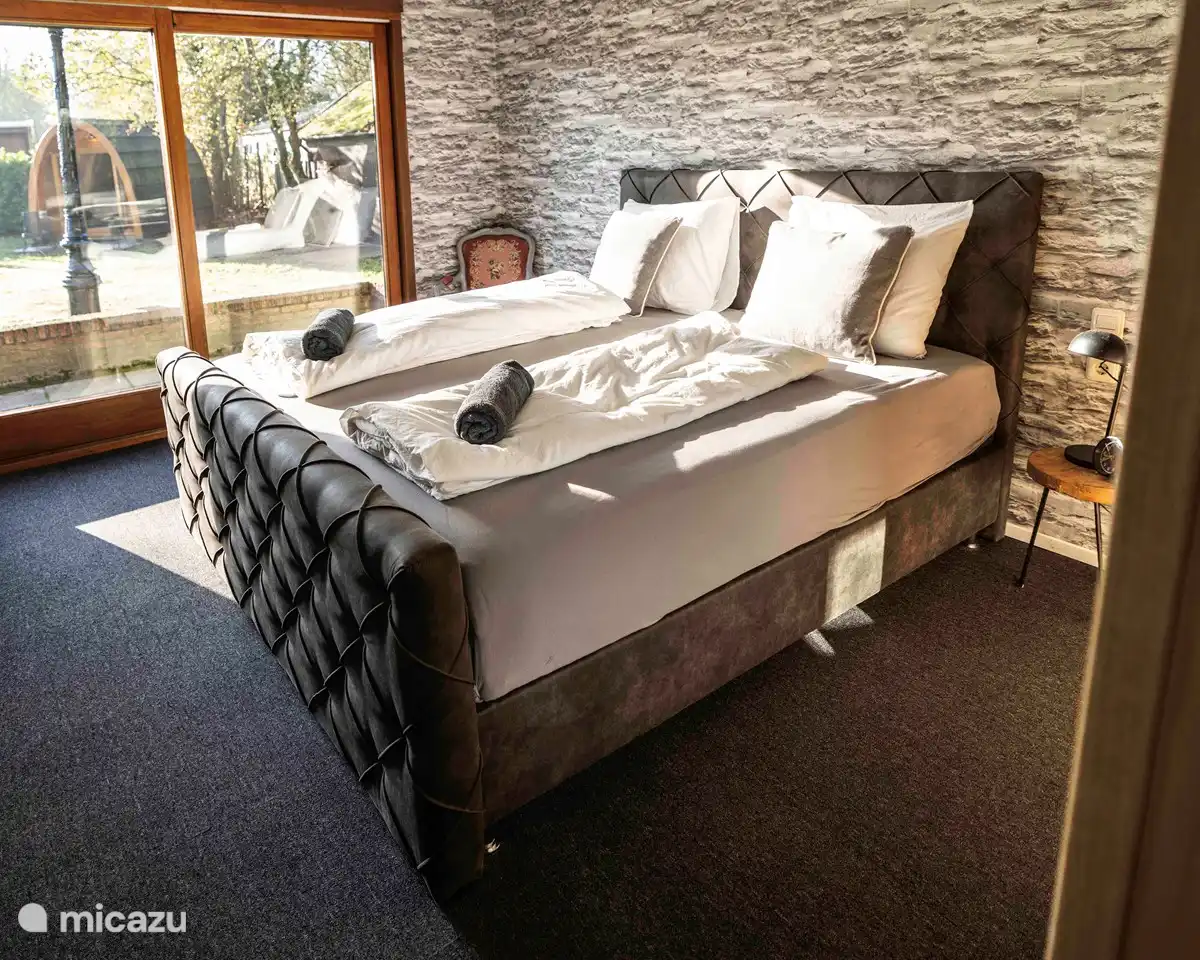 Das luxuriöse Doppel-Boxspringbett ist mit weichen Kissen ausgestattet, damit Sie ausgeruht aufwachen.