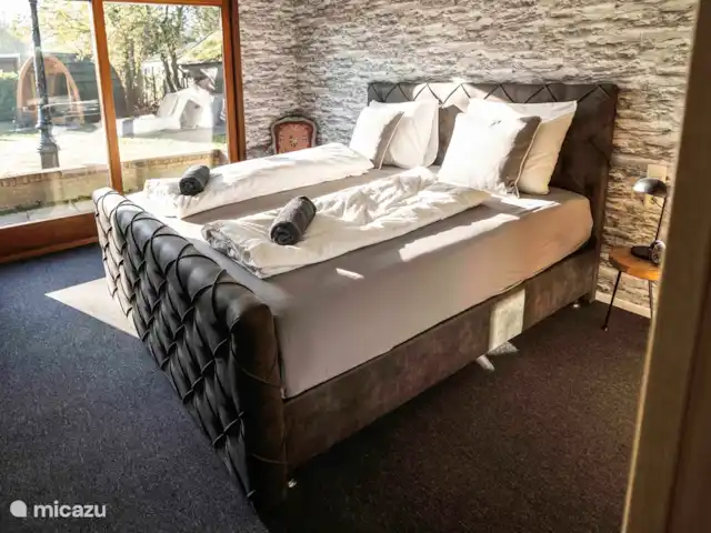 CASA MIRO -jacuzzi -sauna -tinyhouse en Países Bajos, Güeldres, Nijkerk - casa vacacional El lujoso somier doble está equipado con suaves almohadas, para que te despiertes descansado.