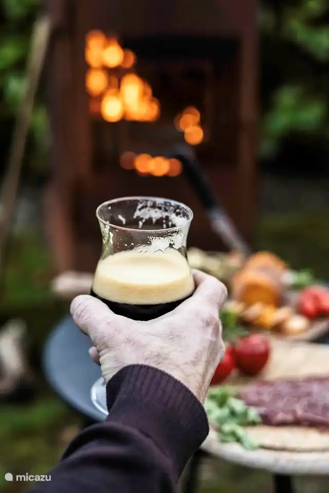 Stoßen Sie in unserem Bad Boys Grill/Holzofen an.