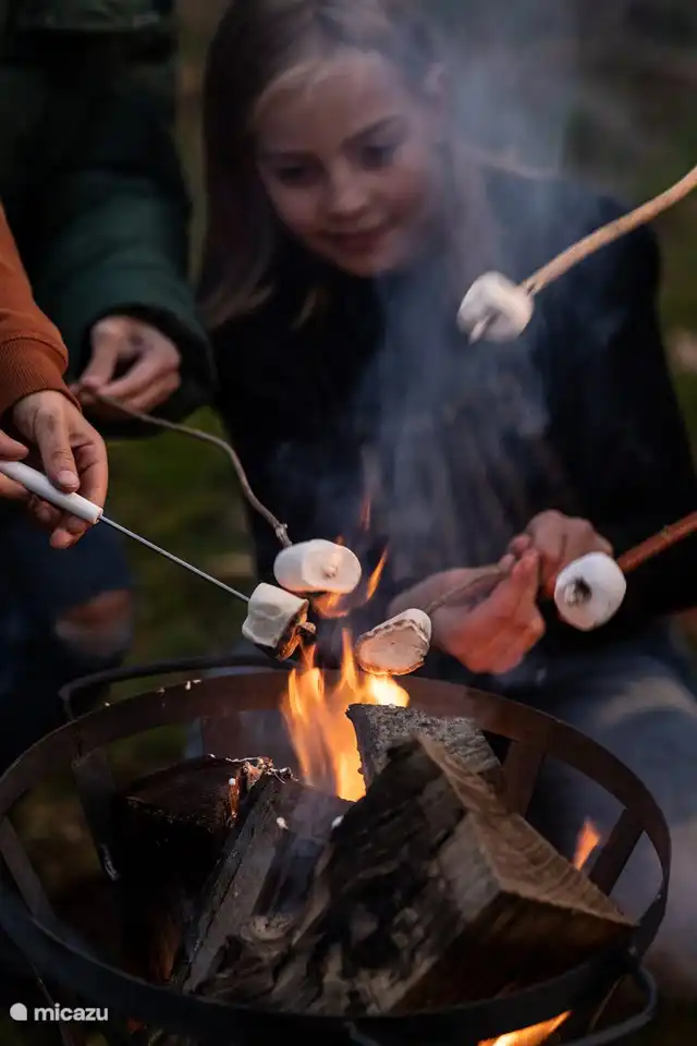 Auch an die Kids ist gedacht: Schlafen im Tiny House, Marshmallows rösten und im Garten Fußball spielen!