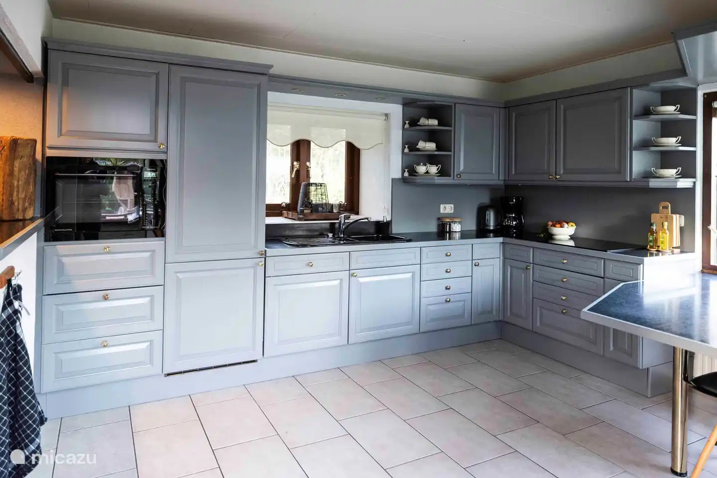 Die Küche ist komplett ausgestattet: Backofen, Kühlschrank, Gefrierschrank, Geschirrspüler, Herd, Filterkaffeemaschine und Wasserkocher.