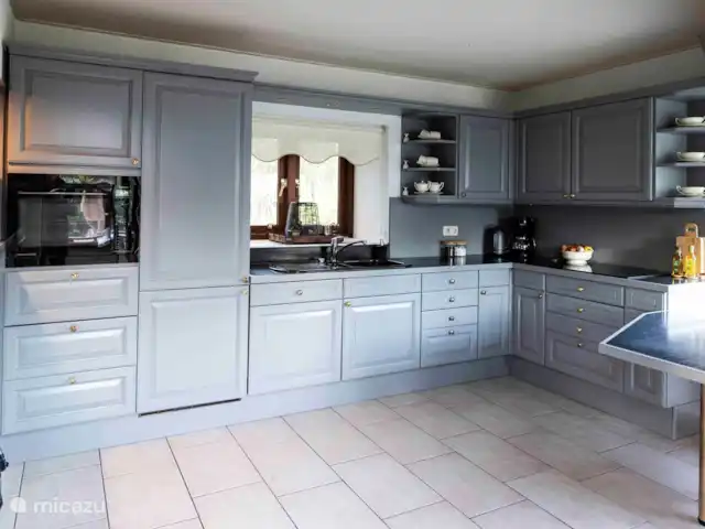 CASA MIRO -jacuzzi -sauna -tinyhouse en Países Bajos, Güeldres, Nijkerk - casa vacacional La cocina está totalmente equipada: horno, frigorífico, congelador, lavavajillas, vitrocerámica, cafetera de filtro y tetera.