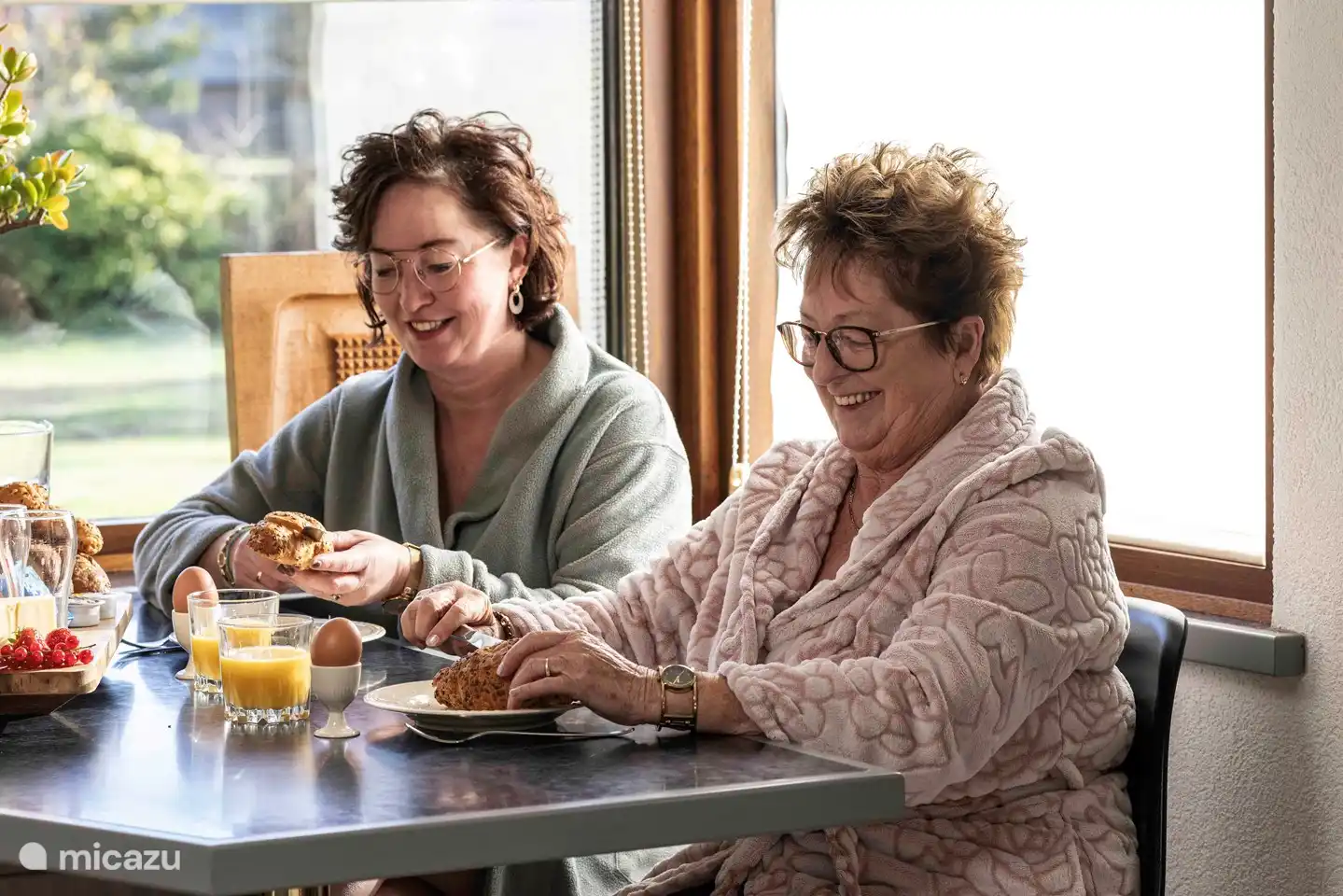 Die Küche hat einen gemütlichen Frühstückstisch.