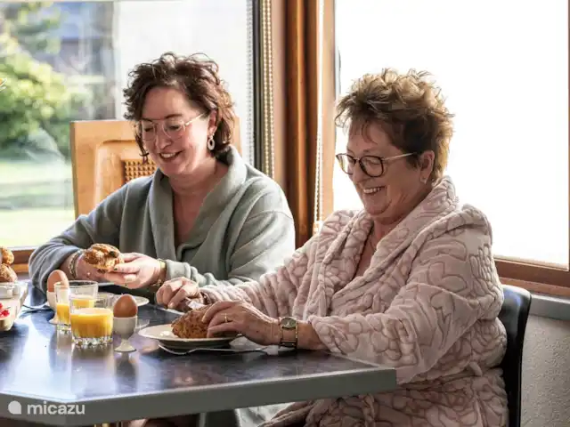 CASA MIRO -jacuzzi -sauna -tinyhouse en Países Bajos, Güeldres, Nijkerk - casa vacacional La cocina tiene una acogedora mesa de desayuno.