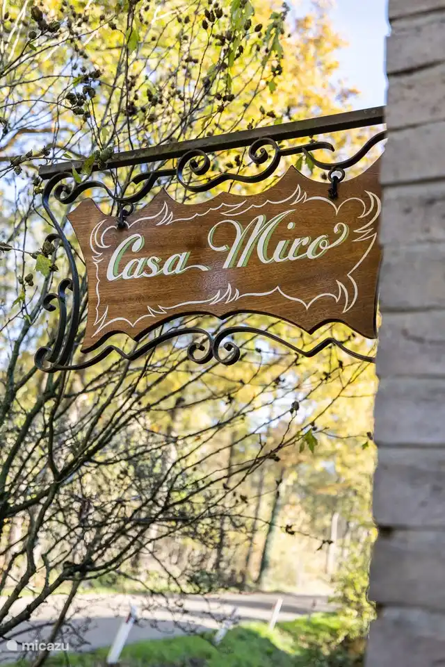 Ferienhaus Casa Miro bedeutet „Haus mit Aussicht“ und hat es in sich! Auf der Vorderseite ist der Wald und auf der Rückseite ein großer Garten!