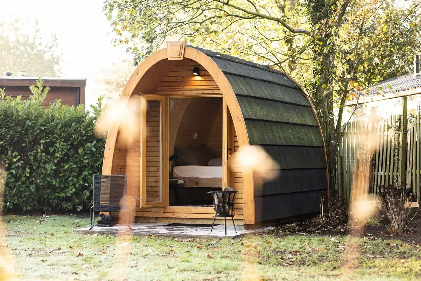 Tiny House mit einem Doppelbett.