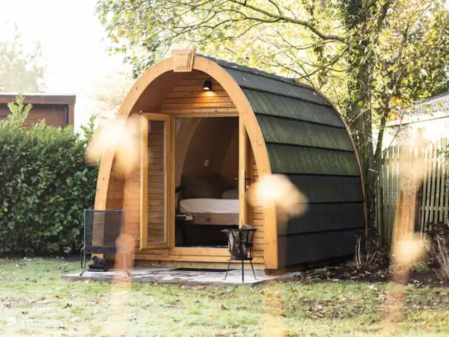 CASA MIRO -jacuzzi -sauna -tinyhouse en Países Bajos, Güeldres, Nijkerk - casa vacacional Tiny House con una cama doble.