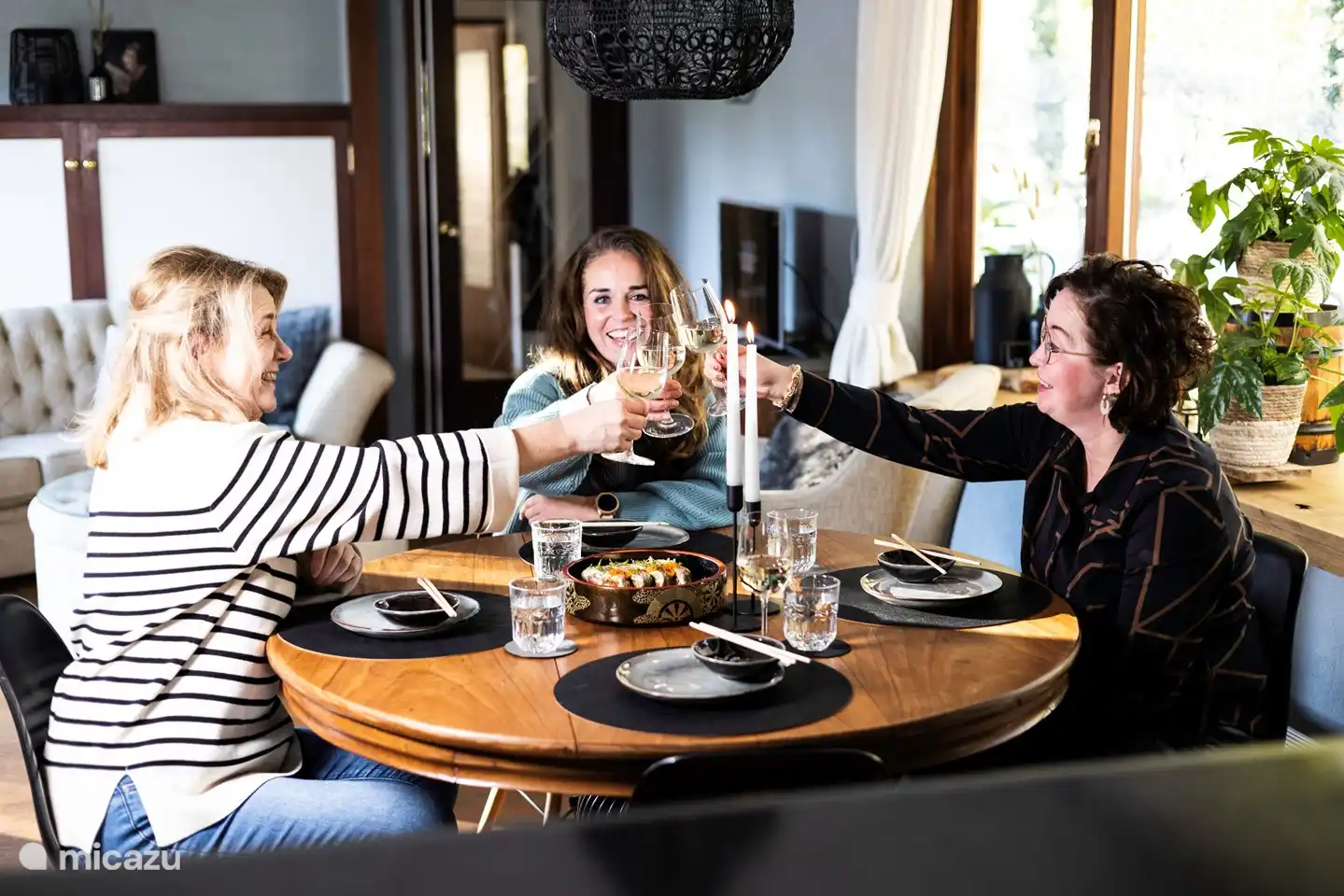 Im gemütlichen Wohnzimmer befindet sich ein runder Esstisch, an dem Sie gemütlich speisen können.