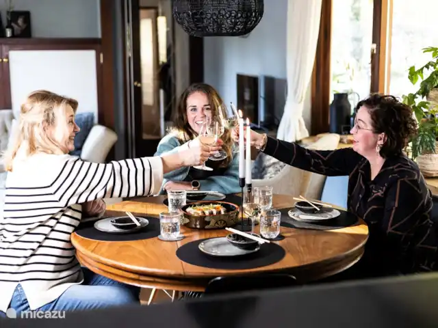 CASA MIRO -jacuzzi -sauna -tinyhouse en Países Bajos, Güeldres, Nijkerk - casa vacacional En la acogedora sala de estar hay una mesa de comedor redonda donde se puede cenar cómodamente.