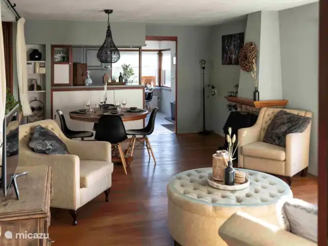 CASA MIRO -jacuzzi -sauna -tinyhouse en Países Bajos, Güeldres, Nijkerk - casa vacacional Acogedor salón con sofá, sillones y mesa de comedor redonda