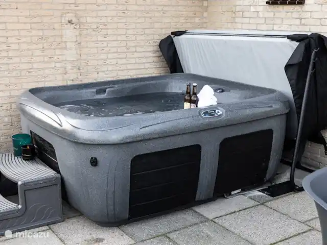 CASA MIRO -jacuzzi -sauna -tinyhouse en Países Bajos, Güeldres, Nijkerk - casa vacacional ¡El jacuzzi en la terraza es maravilloso tanto en verano como en invierno!