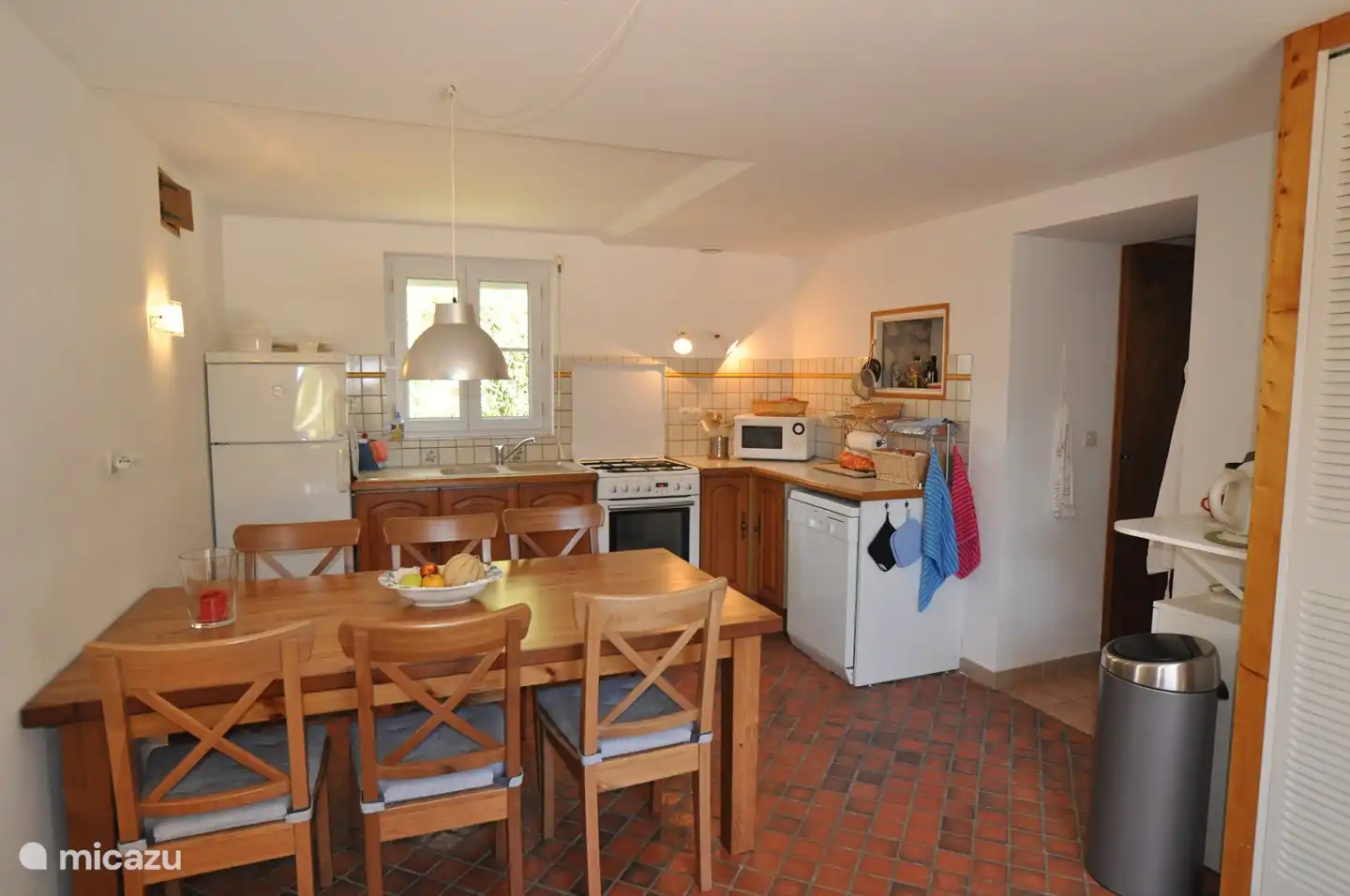 Cuisine avec un combiné réfrigérateur-congélateur