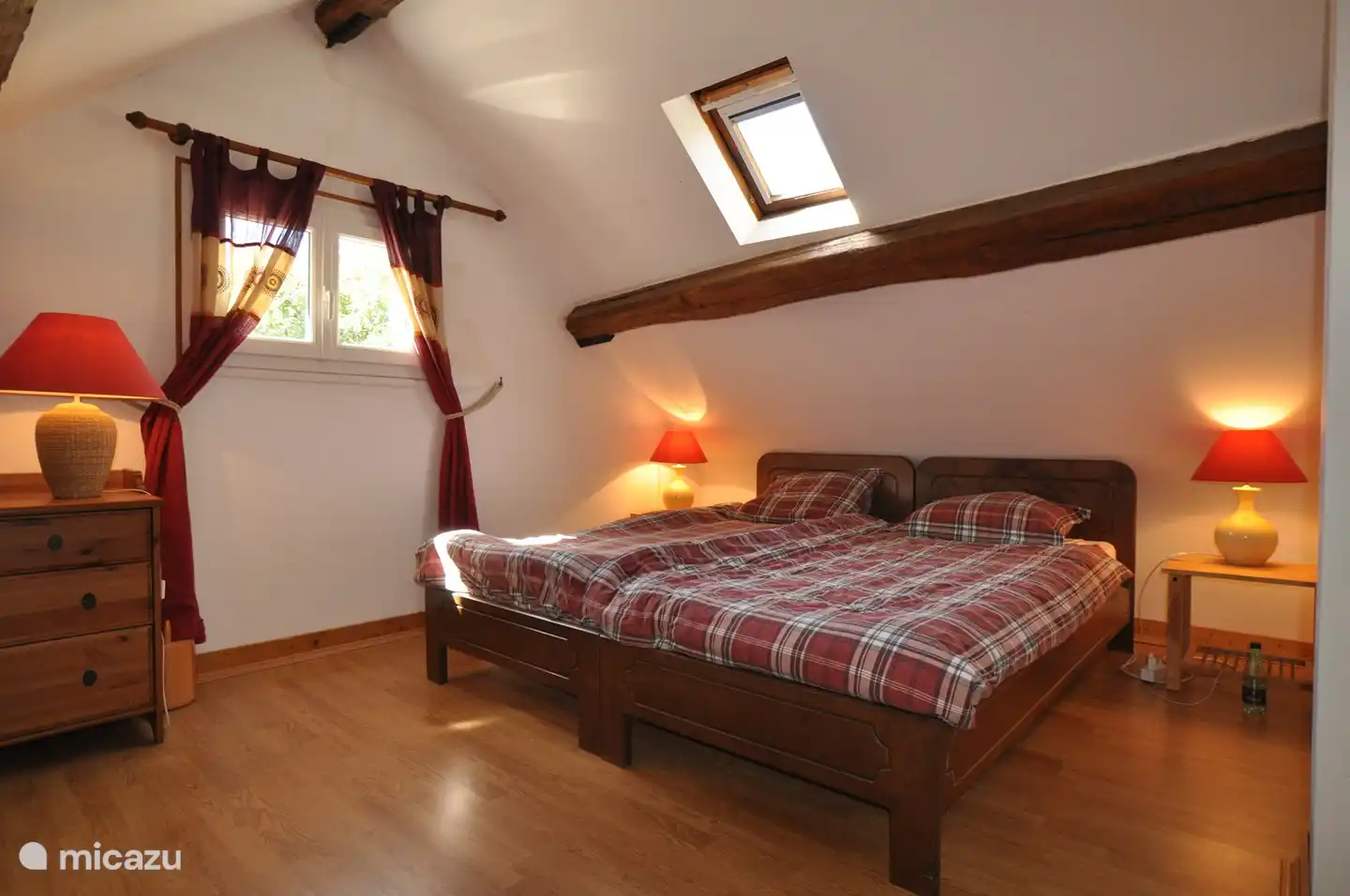 Une des trois chambres à l'étage.