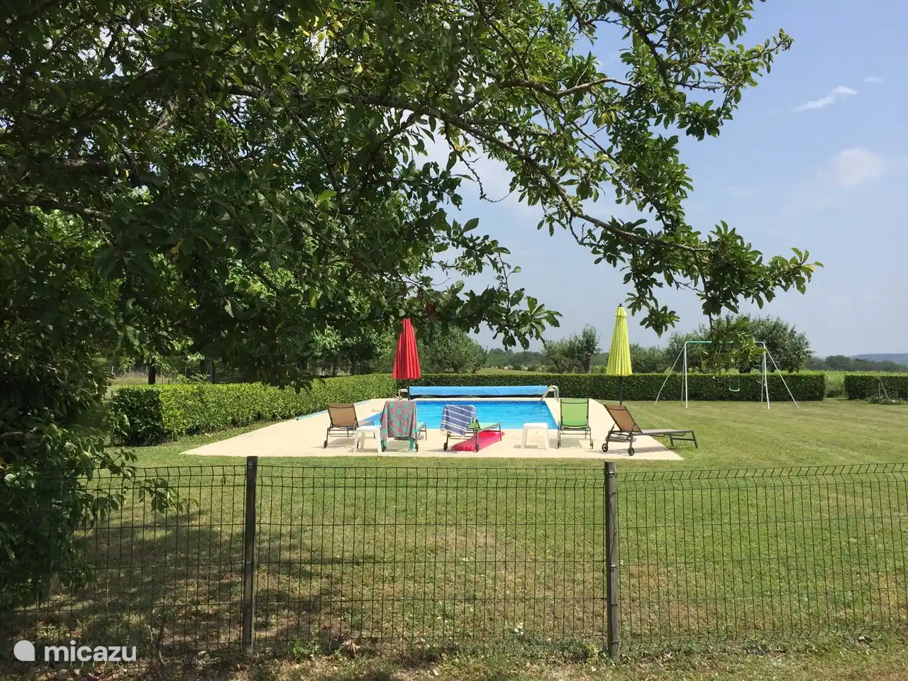 Piscine (eau salée) 12 x 5 m et profondeur 1 - 2,4 m, avec de nombreux transats