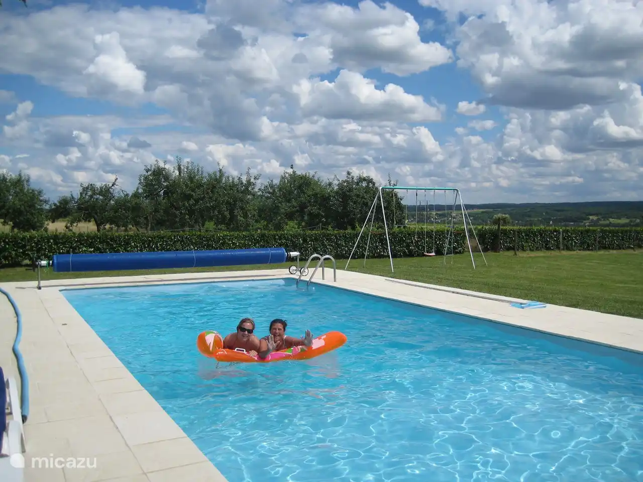 Piscine (eau salée) 12 x 5 m et profondeur 1 - 2,4 m, avec de belles vues panoramiques sur la vallée du Cher.
