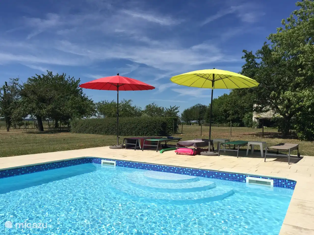 Piscine avec escalier romain et terrasse ensoleillée