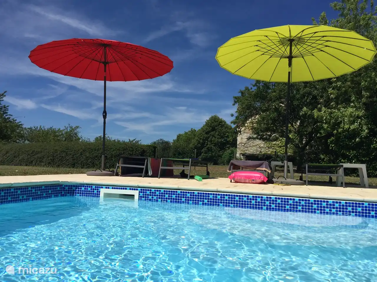 Piscine d'eau salée avec escalier romain et grande terrasse.
