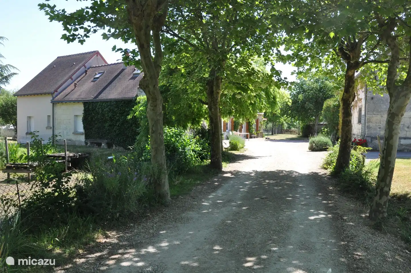 Allée vers la Cour avec la maison de vacances La Bergerie sur la gauche
