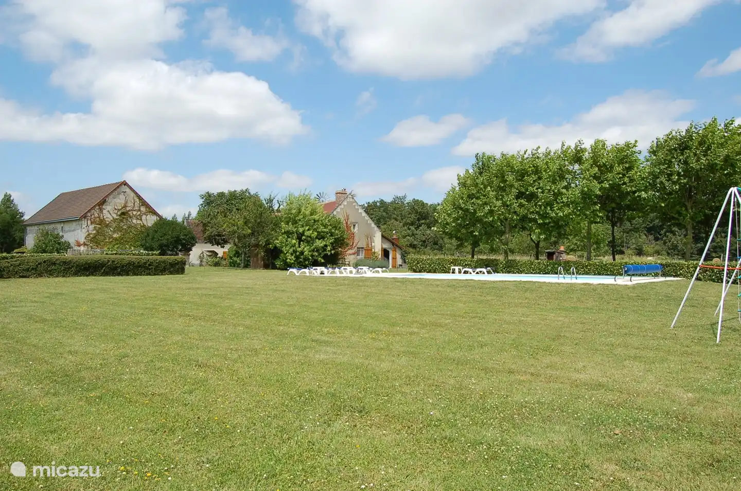 Grand terrain de jeux avec piscine