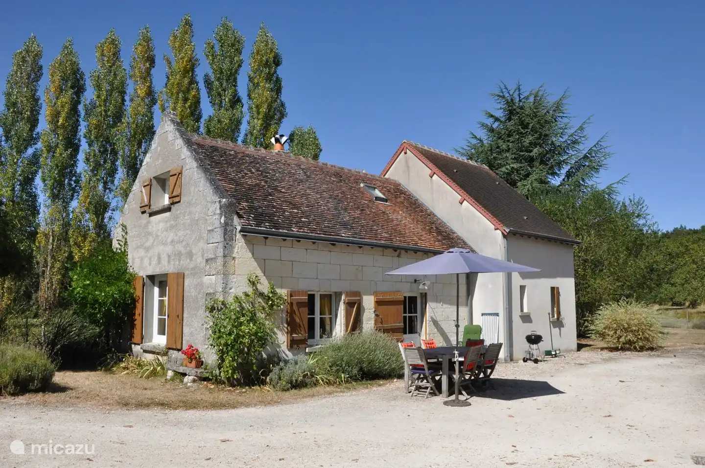 Maison de vacances La Bergerie avec salon de jardin et barbecue.
