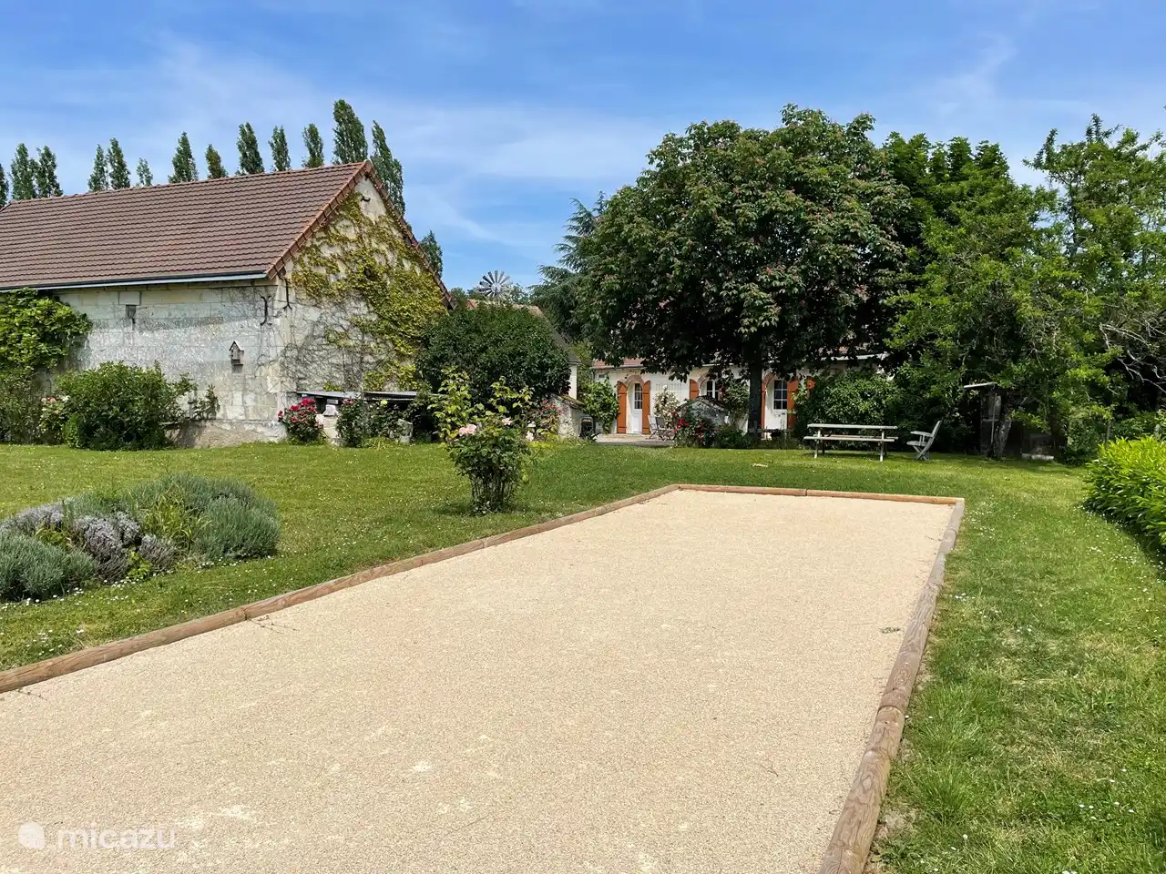 Terrain de Jeu-de-boules / Pétanggue / Boulodrome.
Les Boules sont présentes.Terrain de Jeu-de-boules / Pétanggue / Boulodrome.
Les Boules sont présentes.