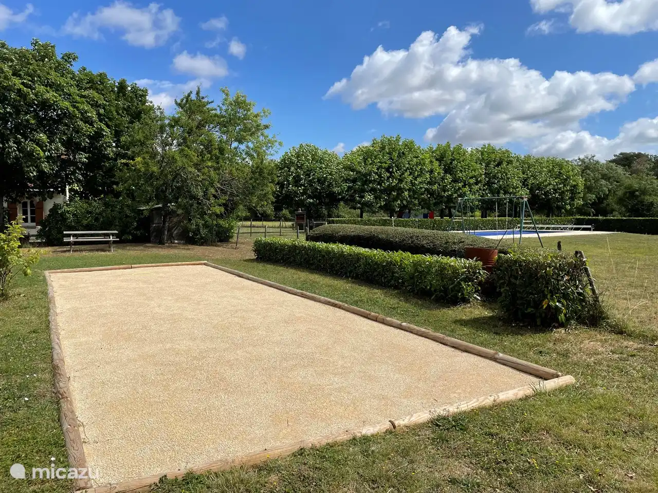 Terrain de Jeu-de-boules / Pétanggue / Boulodrome.
Les Boules sont présentes.