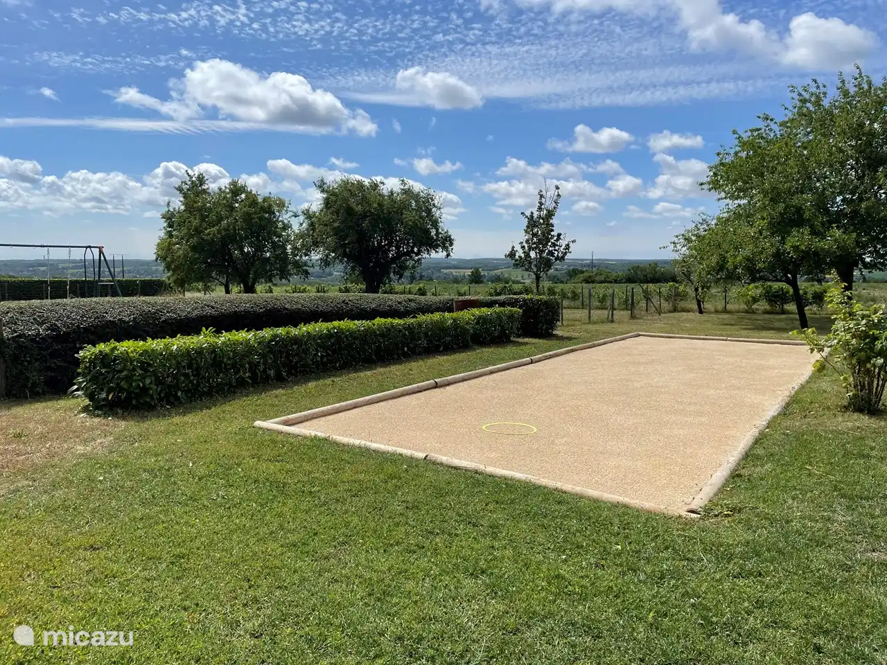 Terrain de Jeu-de-boules / Pétanggue / Boulodrome.
Les Boules sont présentes.