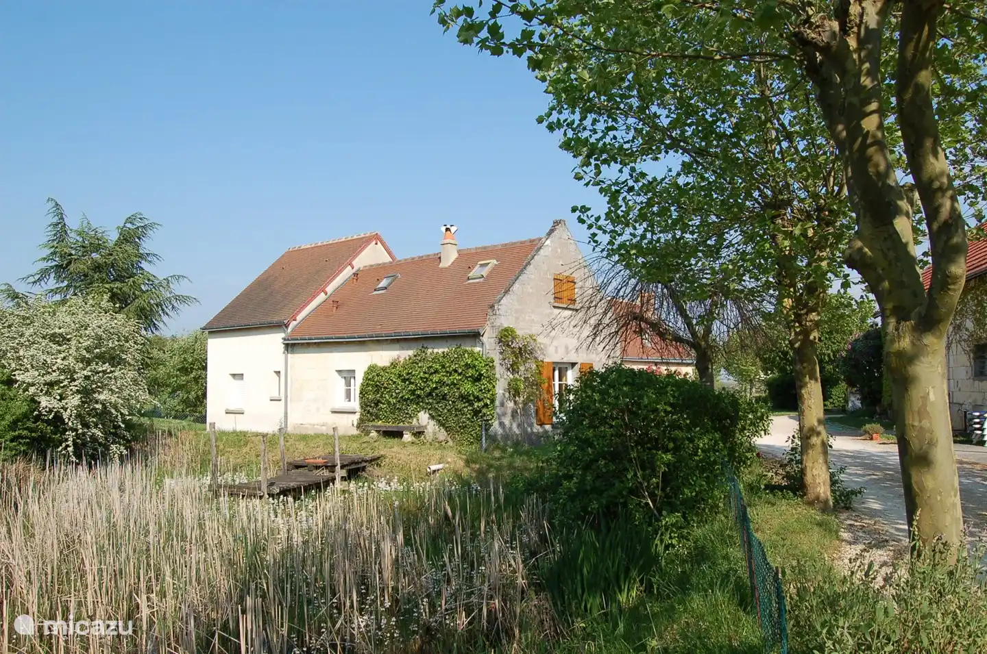 Maison de vacances La Bergerie avec le petit étang au premier plan.