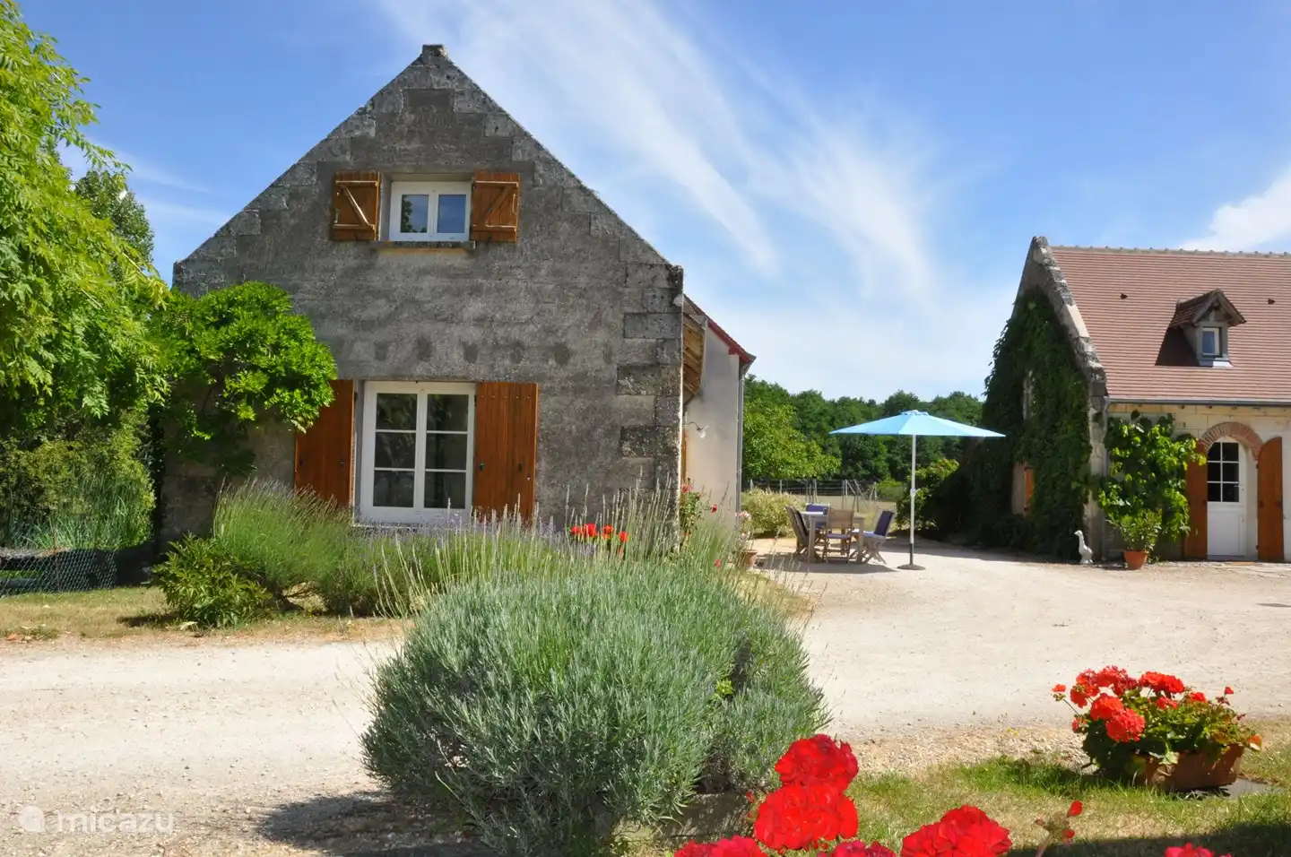 La Cour avec La Bergerie à gauche et La Ferme à droite