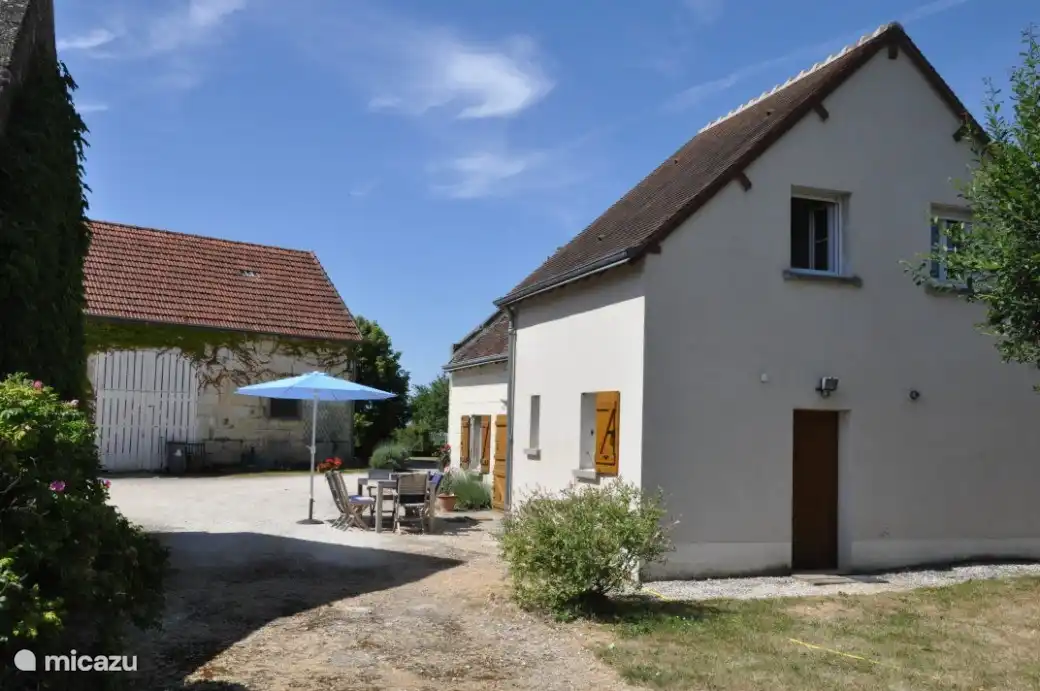 A droite La Bergerie et au fond la grande grange (La Grange)