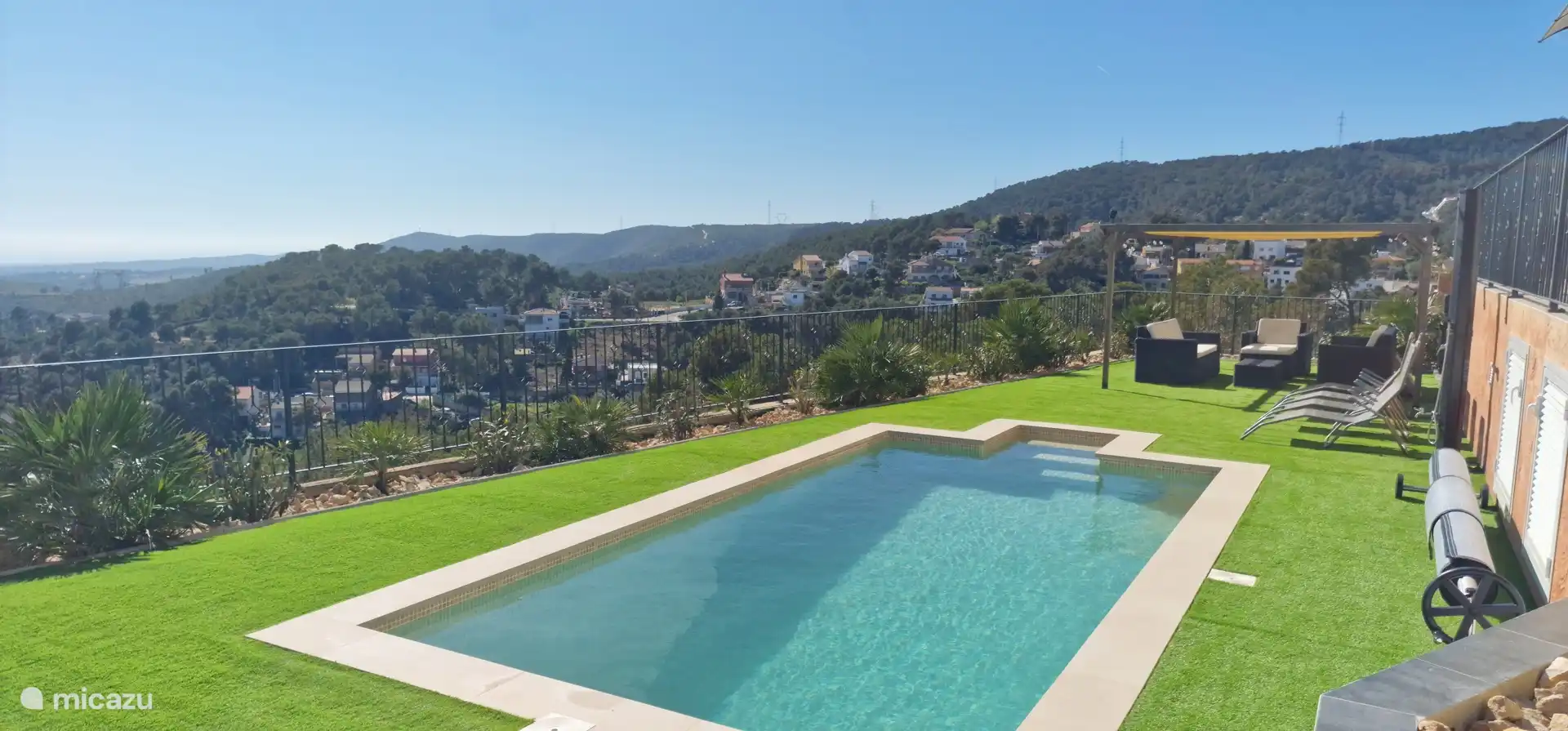 Piscina de agua salada, sofá y tumbonas 