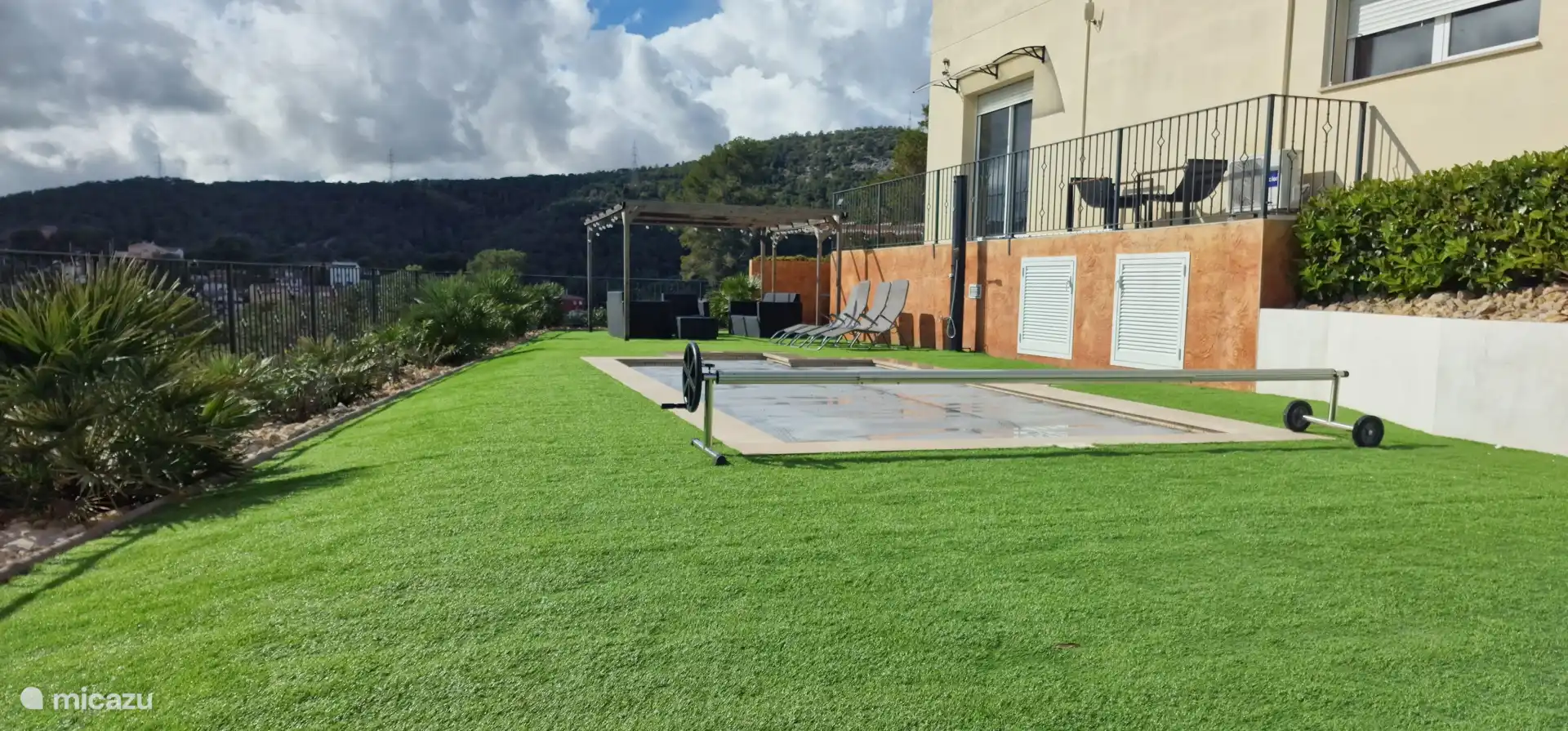 The pool has a thermal cover and this allows the sun to heat up the water. 