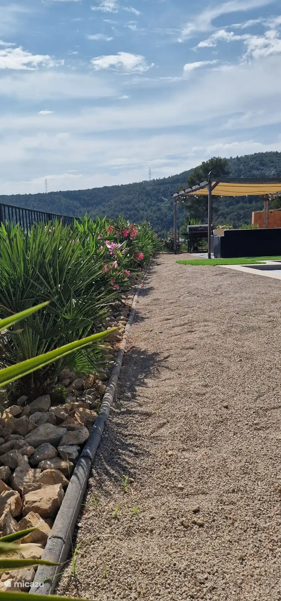 Yukas, palmeras y adelfas en flor.