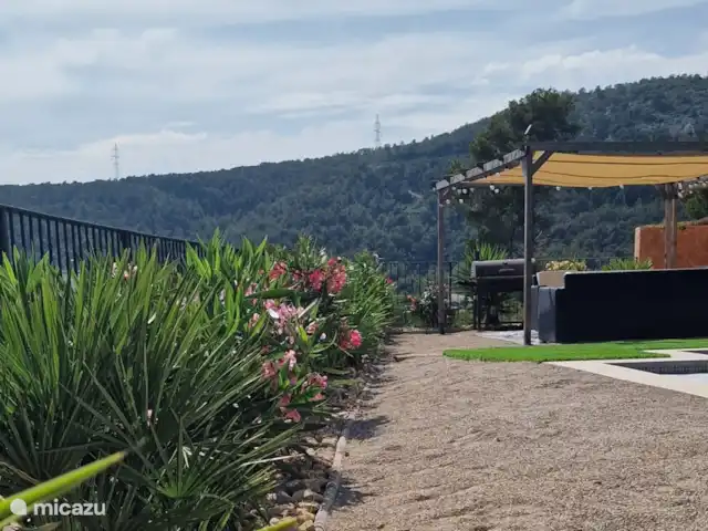 Location de Vacances Espagne, Barcelone, Canyelles, appartement - Villa Contenta Canyelles Yukas, palmiers et lauriers roses en fleurs.
