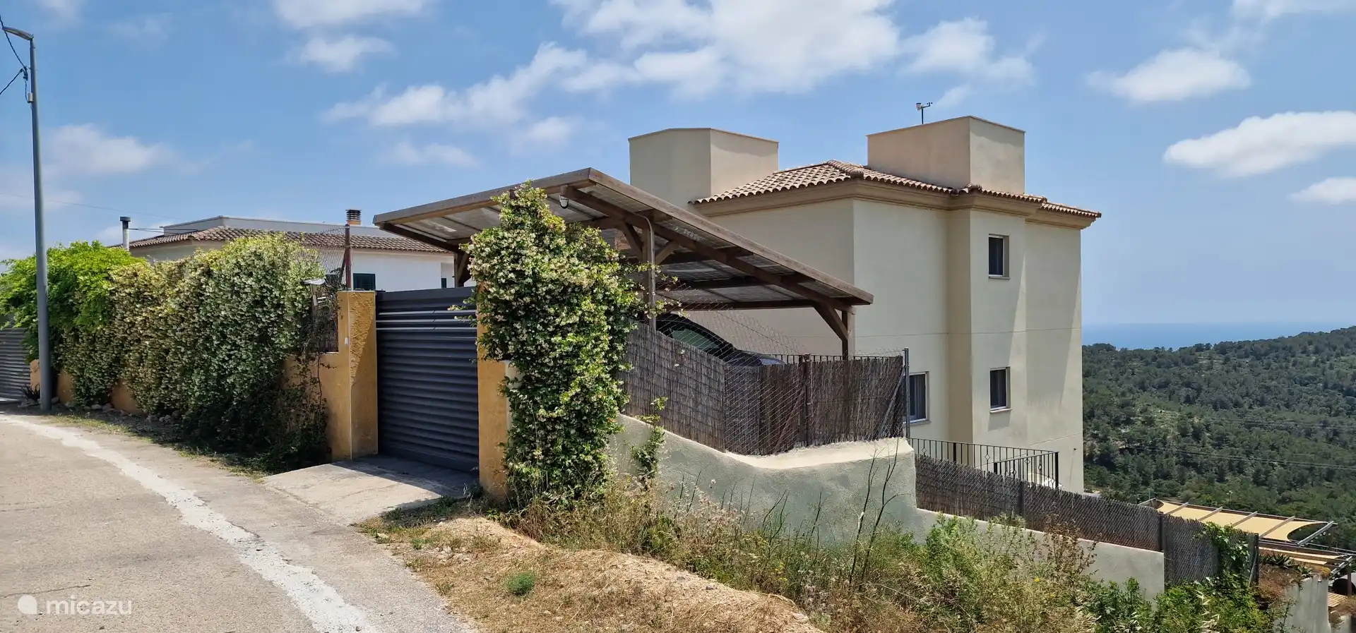 Vista a la llegada de Villa Contenta Canyelles con la planta baja del apartamento.